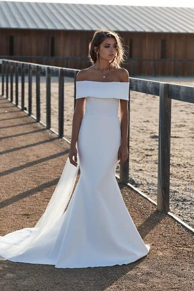Hermosos vestidos de novia de satén sencillos con hombros descubiertos para la playa